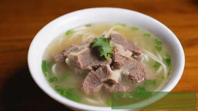 汕头粿条汤：牛骨熬汤与手切牛肉的极简哲学